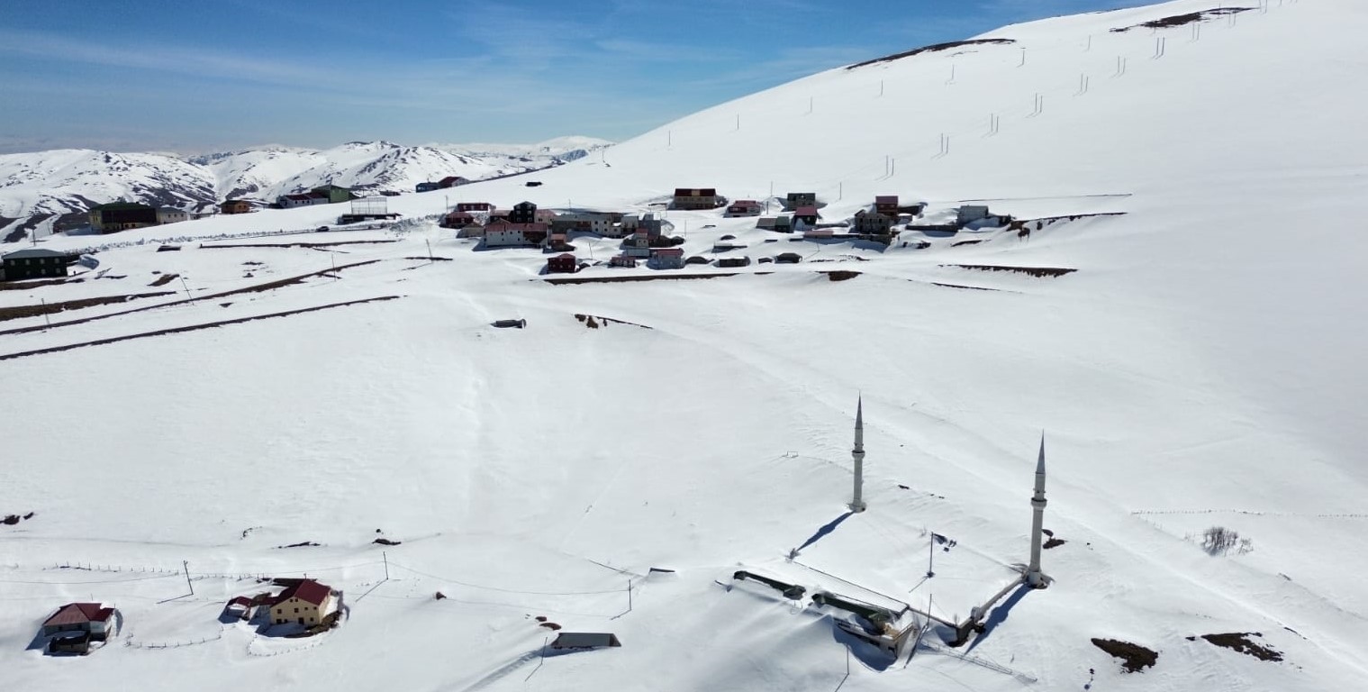 Kadırga Yaylası’ndaki üstü açık camiden kar manzaraları

