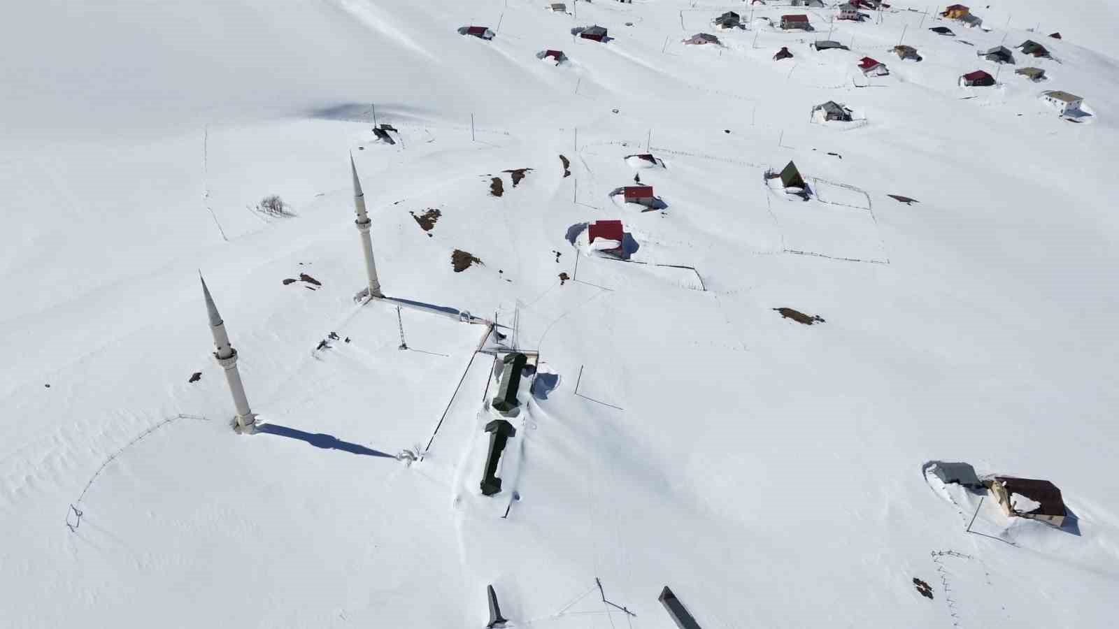 Kadırga Yaylası’ndaki üstü açık camiden kar manzaraları
