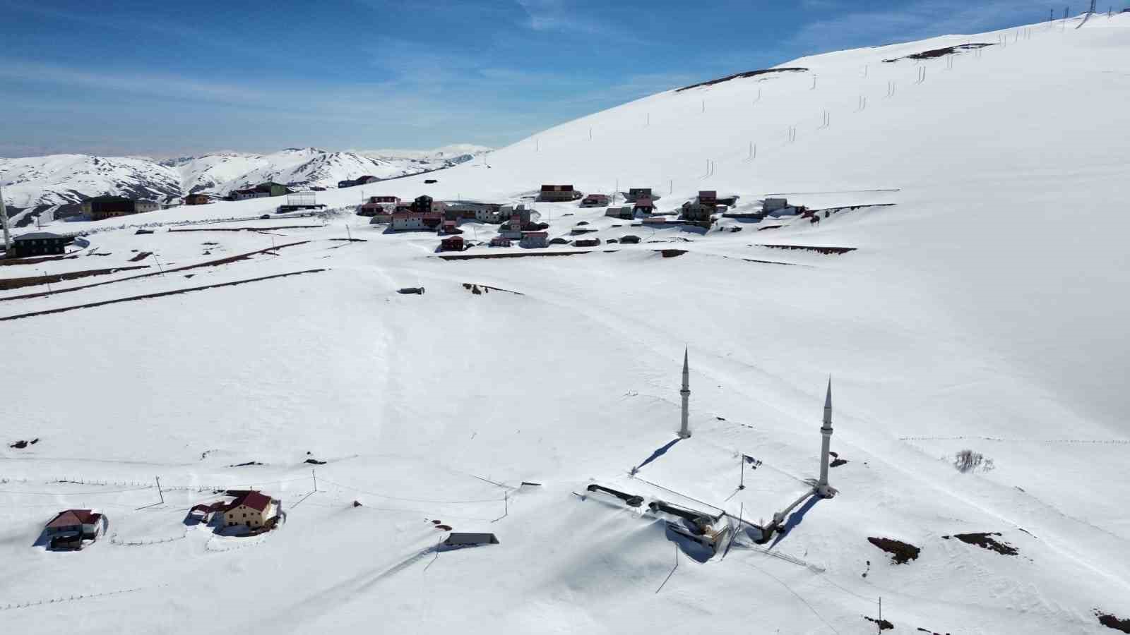 Kadırga Yaylası’ndaki üstü açık camiden kar manzaraları
