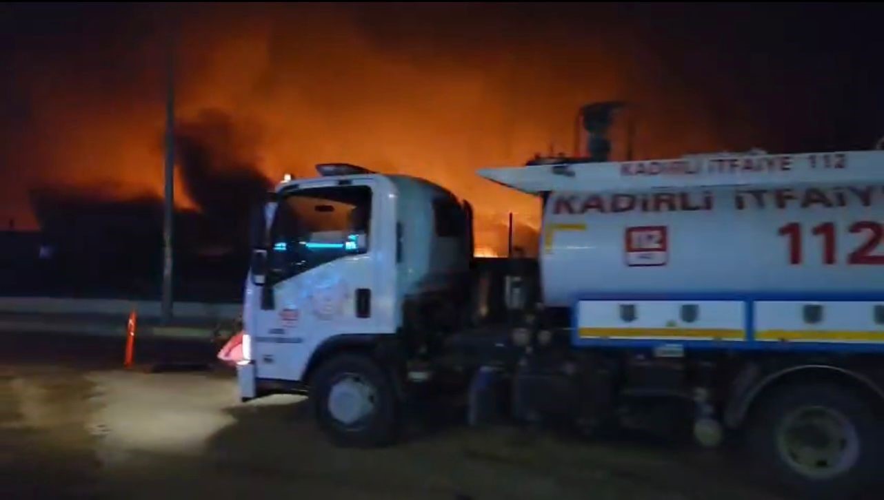 Kadirli OSB’de tavuk fabrikasında çıkan yangın sabaha karşı söndürüldü
