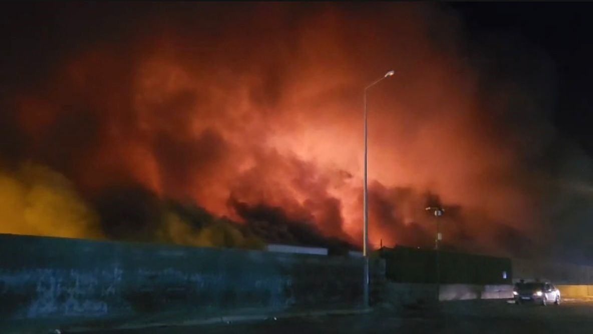 Kadirli OSB’de tavuk fabrikasında yangın: Ekipler müdahale ediyor
