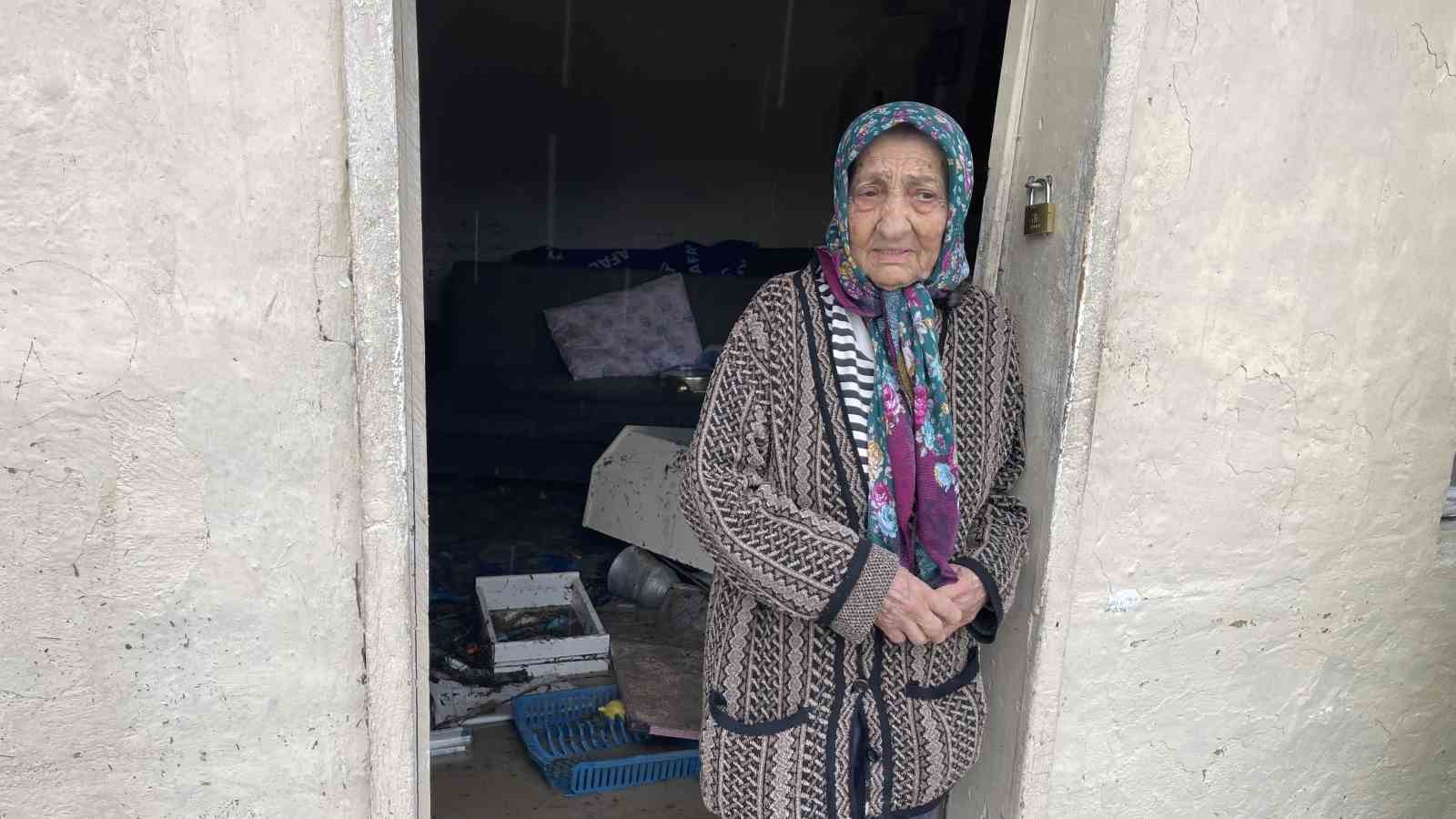 Kadirli’de sel felaketi: Evler ve iş yerleri sular altında kaldı
Kadirli’de sel felaketi: Evler ve iş yerleri sular altında kaldı