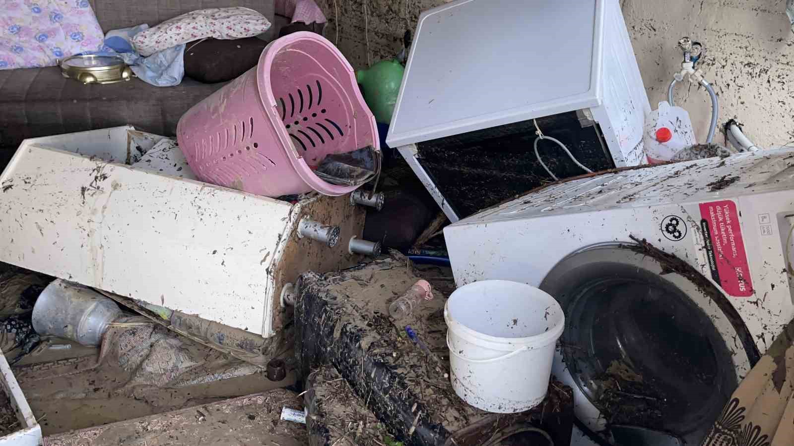 Kadirli’de sel felaketi: Evler ve iş yerleri sular altında kaldı
Kadirli’de sel felaketi: Evler ve iş yerleri sular altında kaldı