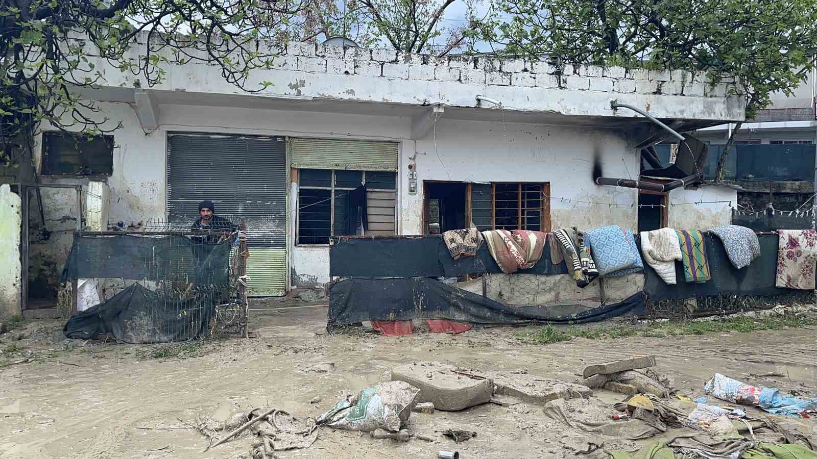 Kadirli’de sel felaketi: Evler ve iş yerleri sular altında kaldı
Kadirli’de sel felaketi: Evler ve iş yerleri sular altında kaldı