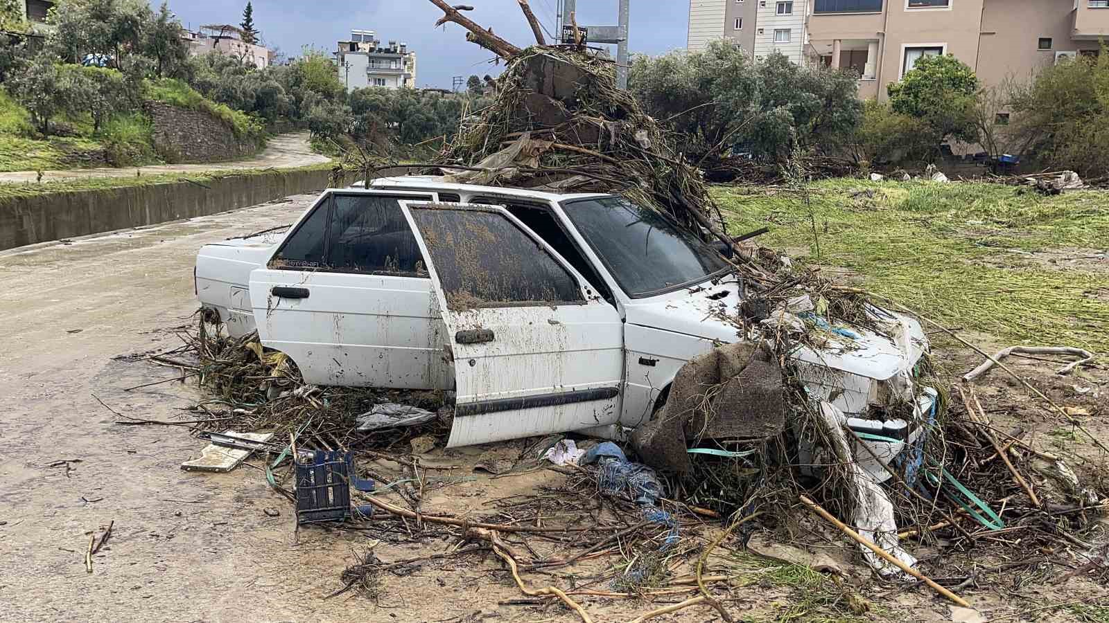 Kadirli’de sel felaketi: Evler ve iş yerleri sular altında kaldı
Kadirli’de sel felaketi: Evler ve iş yerleri sular altında kaldı