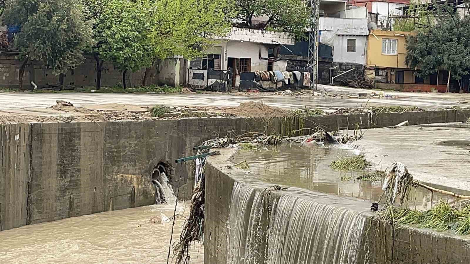Kadirli’de sel felaketi: Evler ve iş yerleri sular altında kaldı
Kadirli’de sel felaketi: Evler ve iş yerleri sular altında kaldı