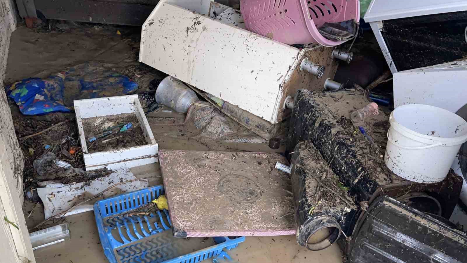 Kadirli’de sel felaketi: Evler ve iş yerleri sular altında kaldı
Kadirli’de sel felaketi: Evler ve iş yerleri sular altında kaldı