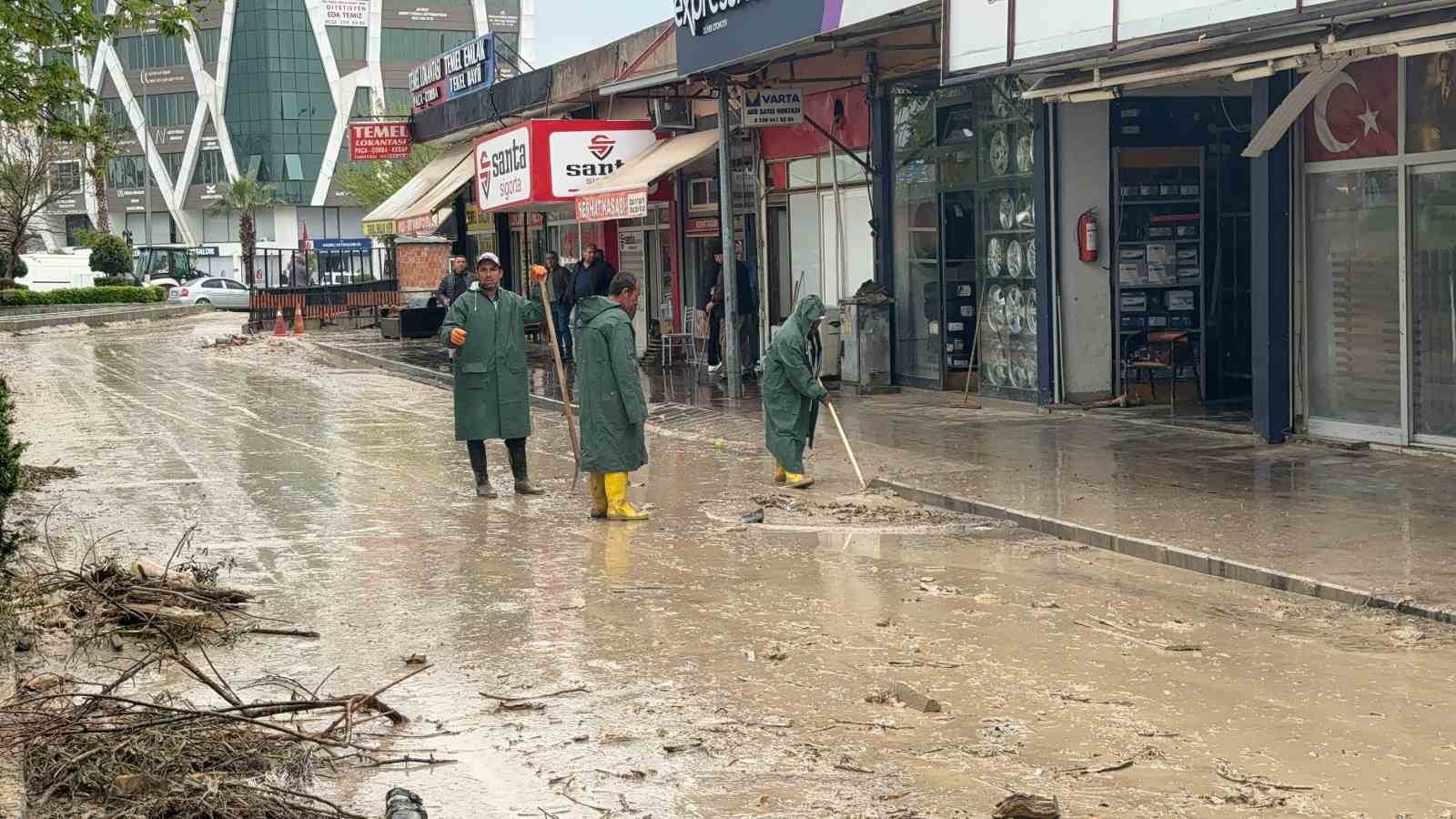 Kadirli’de selin ardından temizlik başladı, esnaf yardım bekliyor
