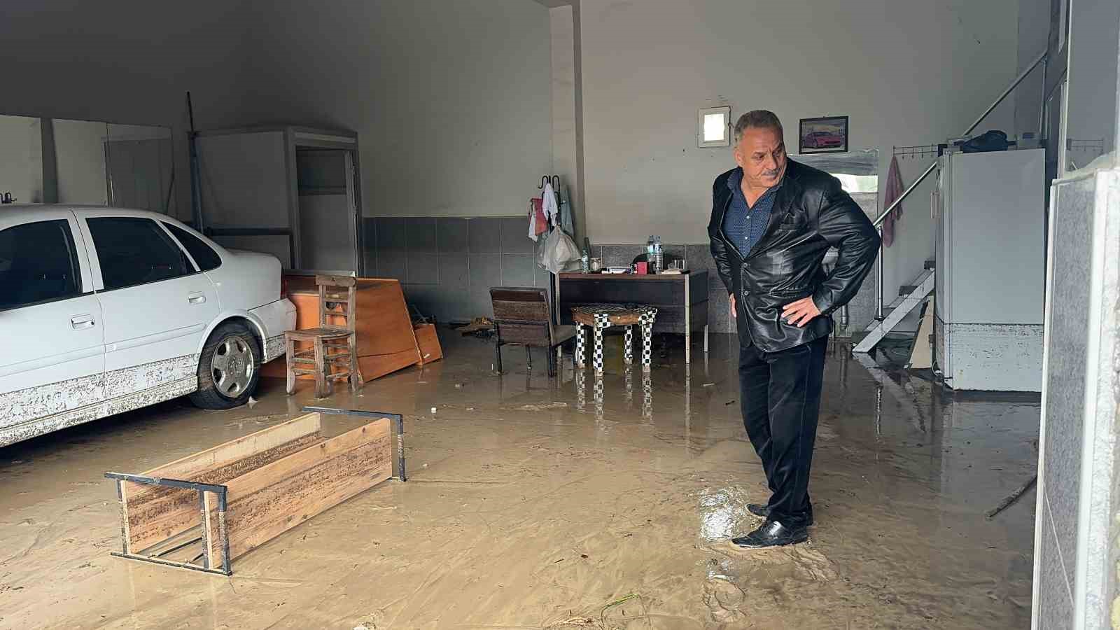 Kadirli’de selin ardından temizlik başladı, esnaf yardım bekliyor
