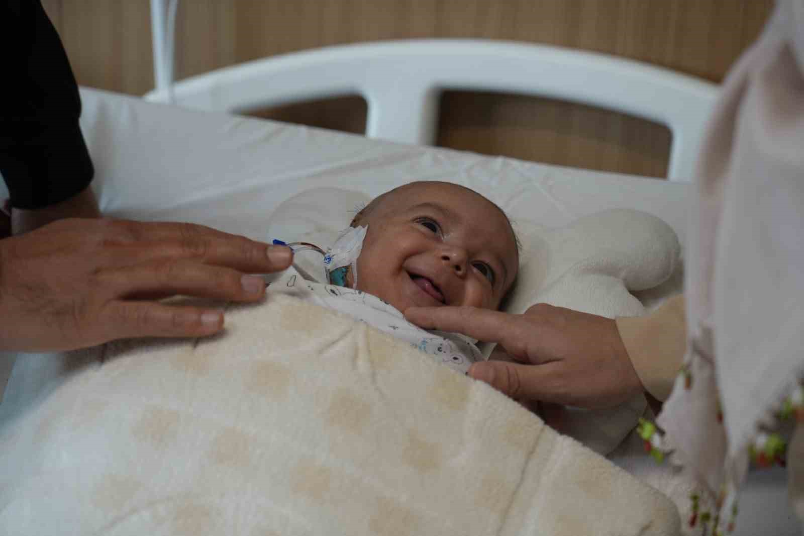 Kafasındaki nadir tümör alındı, hayata tekrar gülümsedi
