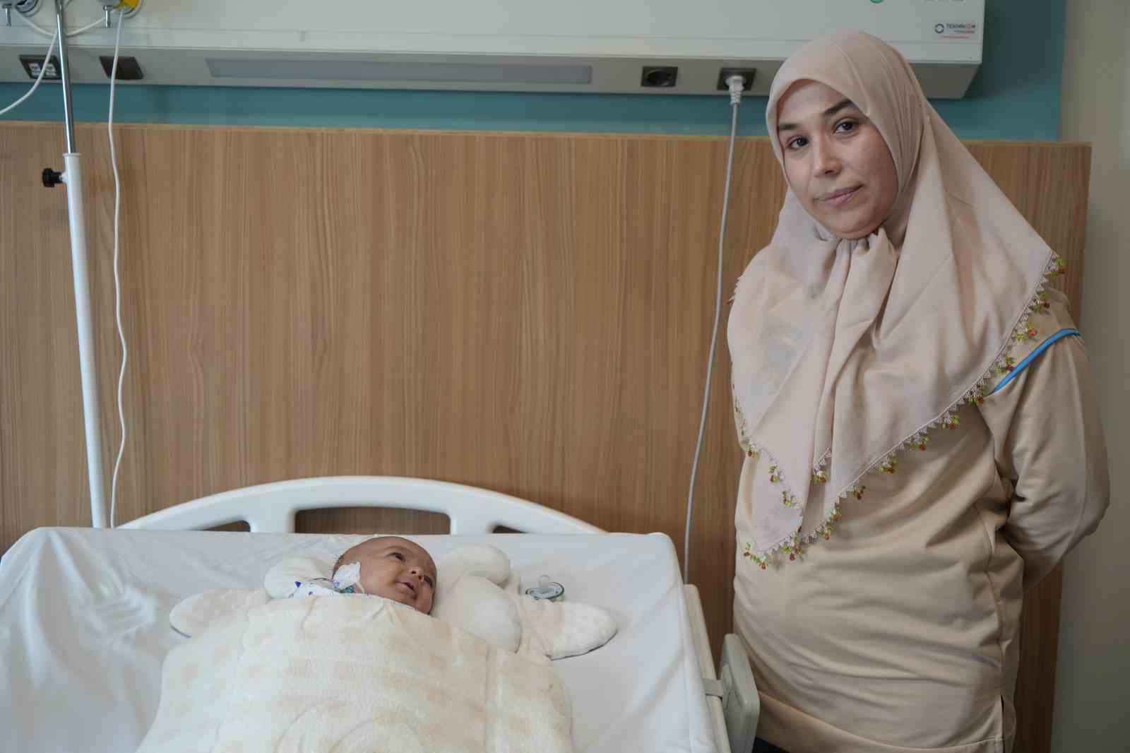 Kafasındaki nadir tümör alındı, hayata tekrar gülümsedi
