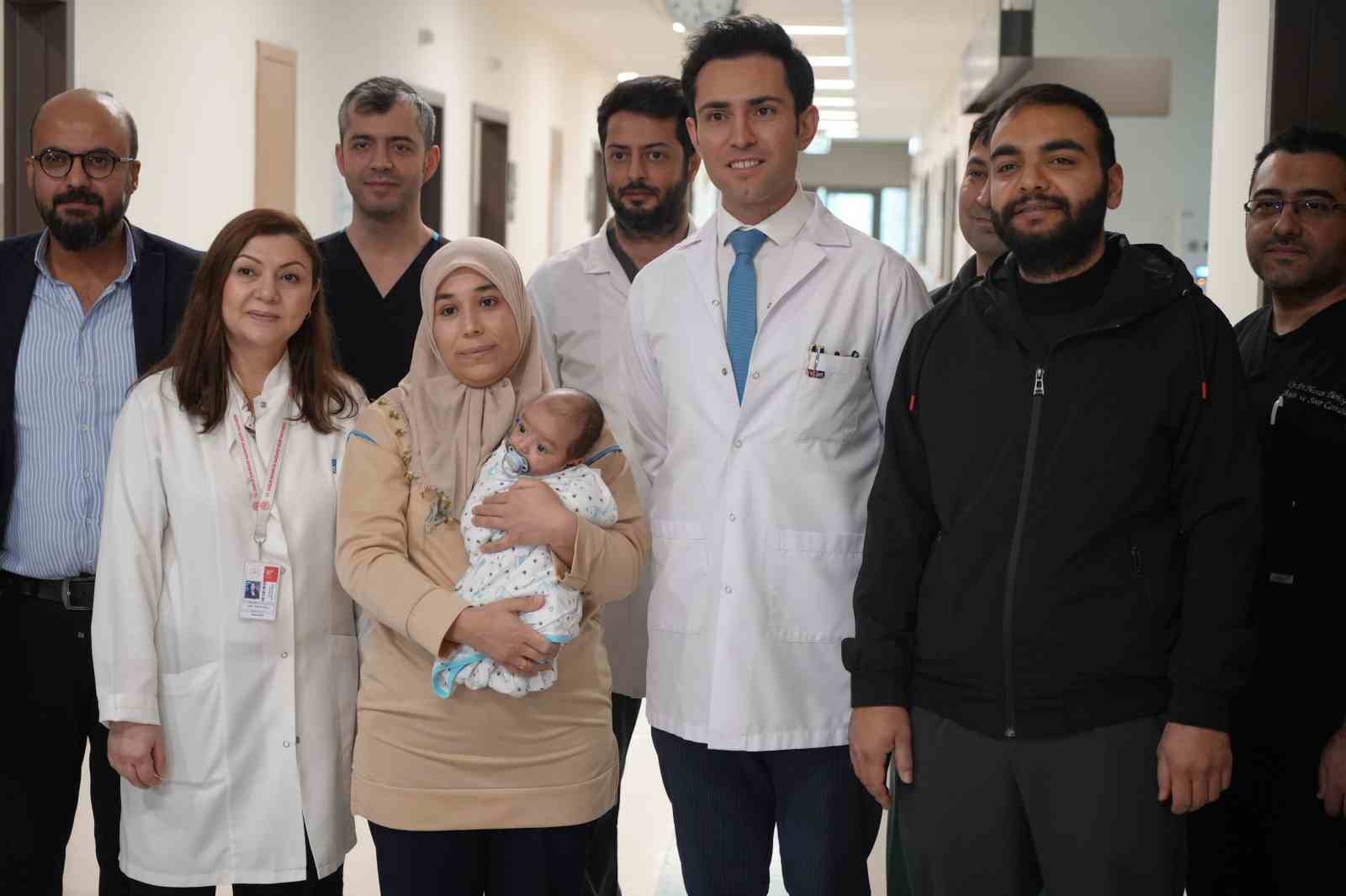 Kafasındaki nadir tümör alındı, hayata tekrar gülümsedi
