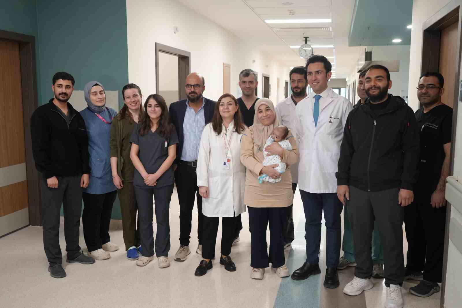 Kafasındaki nadir tümör alındı, hayata tekrar gülümsedi
