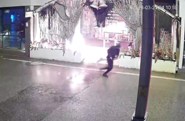 Kafeyi kundaklayıp kaçtı: O anlar kamerada
