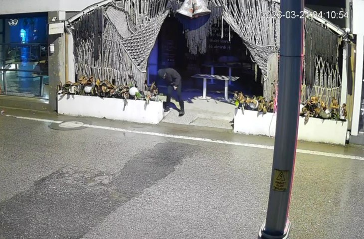 Kafeyi kundaklayıp kaçtı: O anlar kamerada
