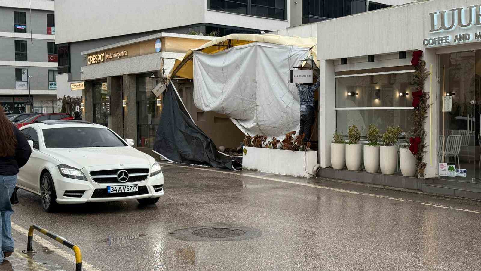 Kafeyi kundaklayıp kaçtı: O anlar kamerada
