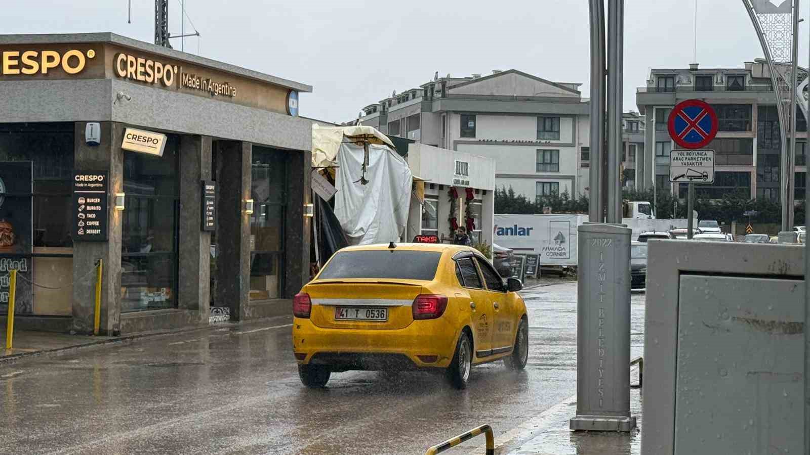 Kafeyi kundaklayıp kaçtı: O anlar kamerada
