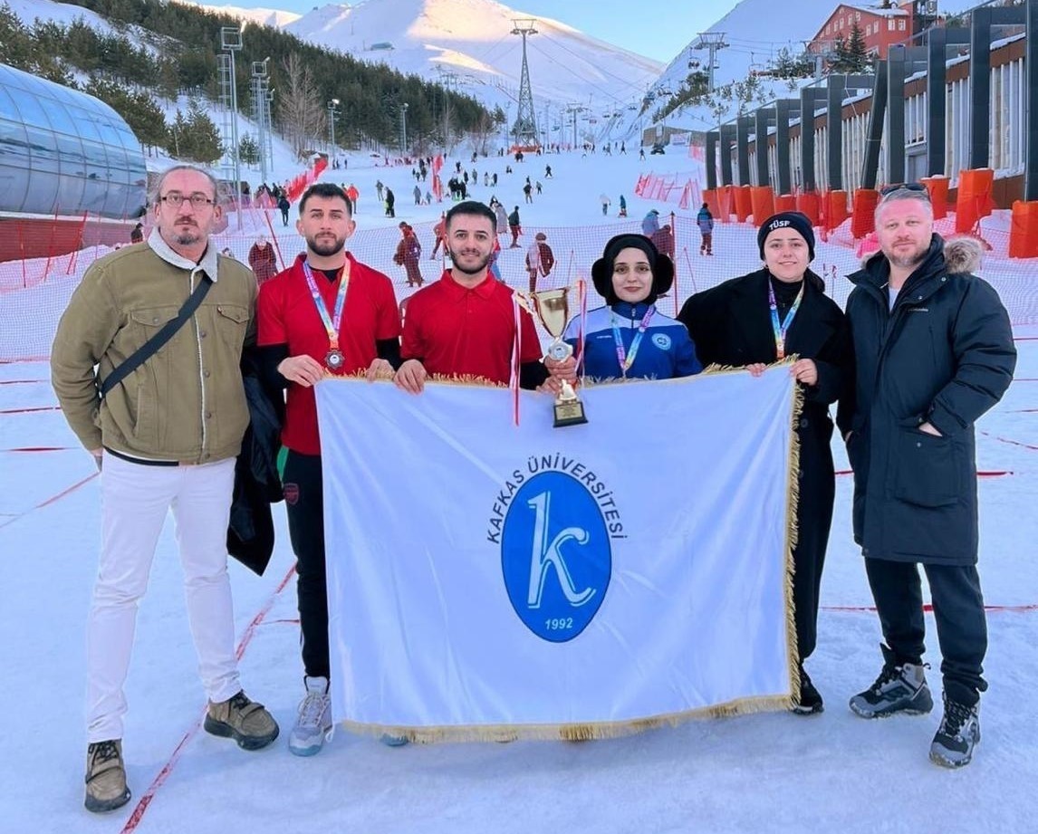 Kafkas Üniversitesi’nden ÜNİLİG Kar Boccesi Türkiye Şampiyonası’nda çifte başarı
Kafkas Üniversitesi’nden ÜNİLİG Kar Boccesi Türkiye Şampiyonası’nda çifte başarı