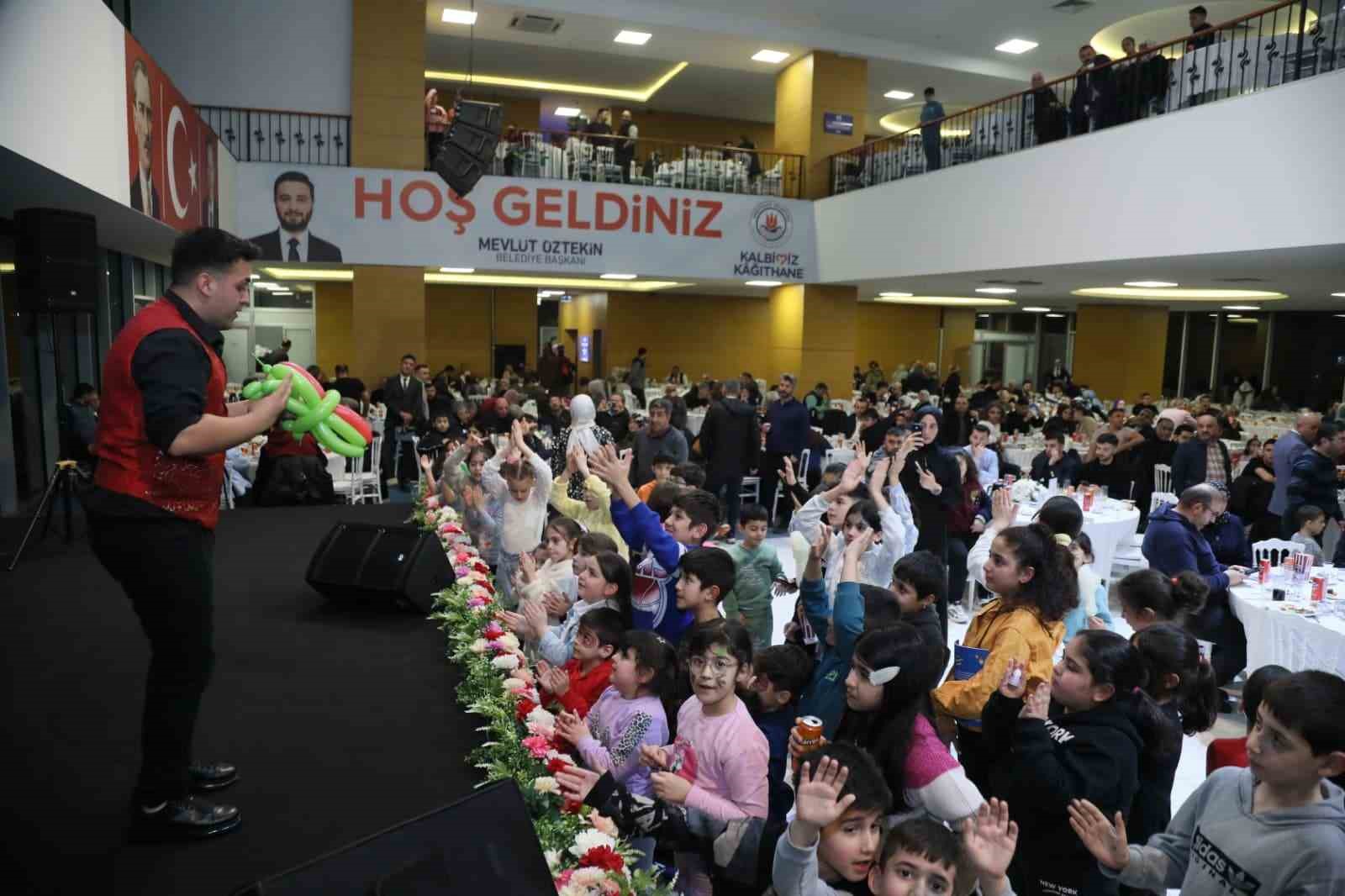 Kağıthane Belediyesi personeli geleneksel iftarda buluştu
Kağıthane Belediyesi personeli geleneksel iftarda buluştu