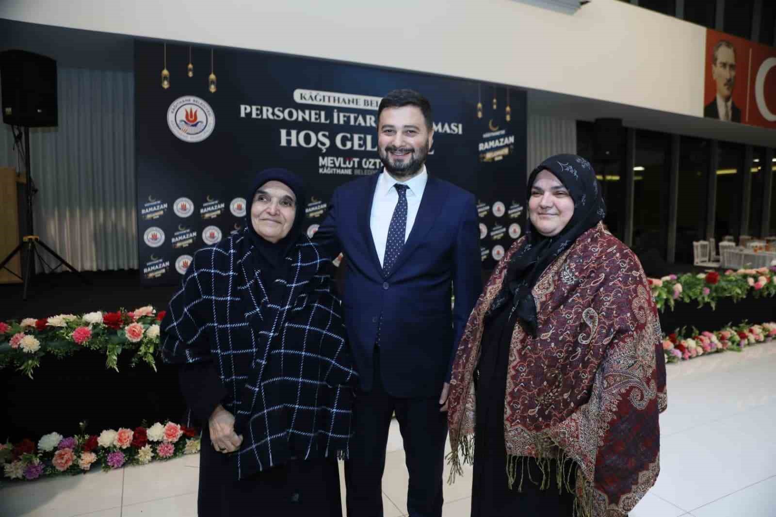 Kağıthane Belediyesi personeli geleneksel iftarda buluştu
Kağıthane Belediyesi personeli geleneksel iftarda buluştu