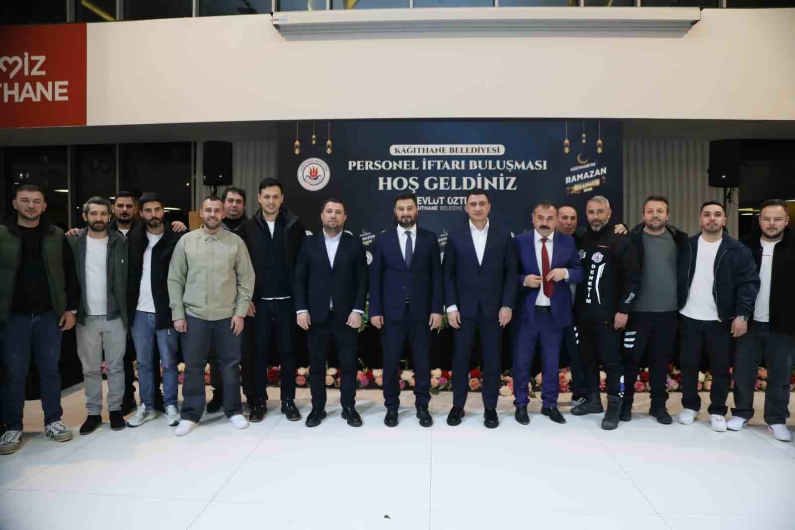 Kağıthane Belediyesi personeli geleneksel iftarda buluştu
Kağıthane Belediyesi personeli geleneksel iftarda buluştu