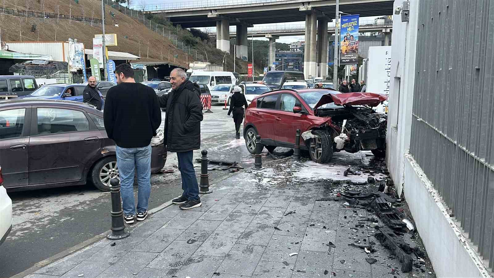 Kağıthane’de 3 aracın karıştığı zincirleme trafik kazasında 2 kişi yaralandı
