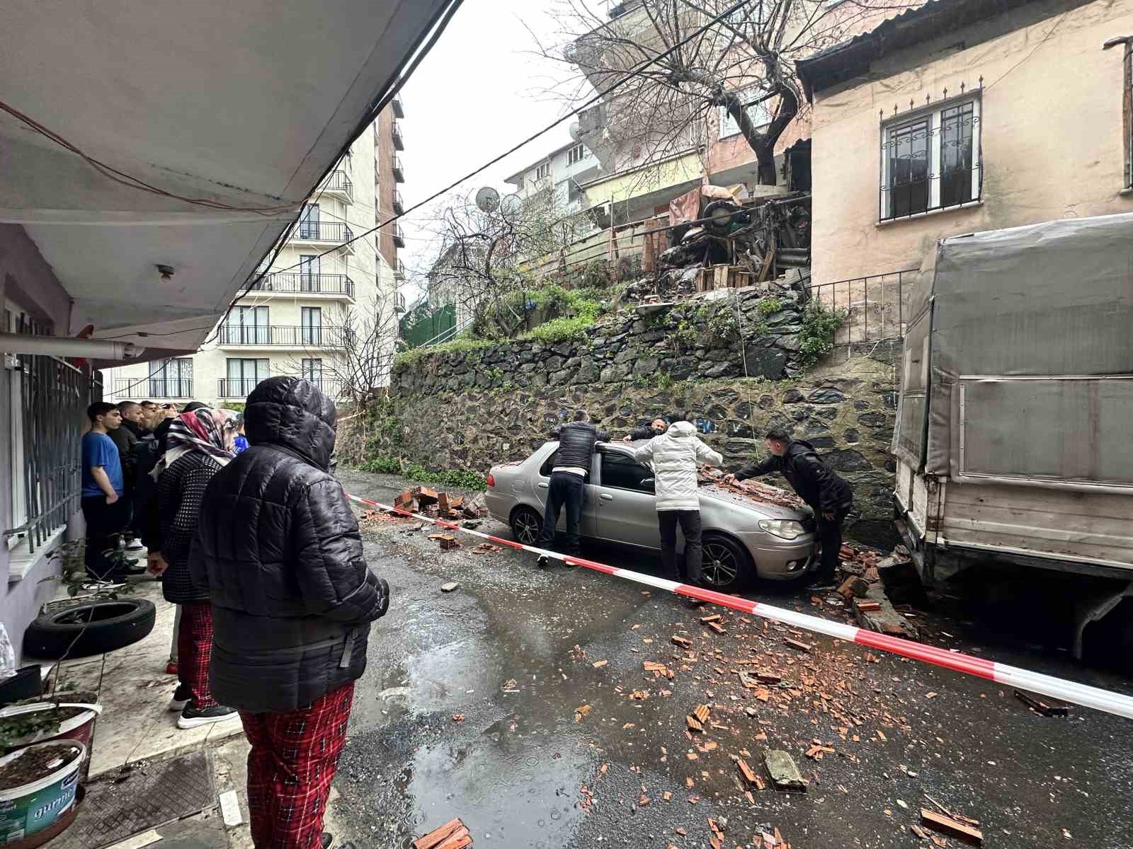 Kağıthane’de bahçe duvarı aracın üzerine devrildi
