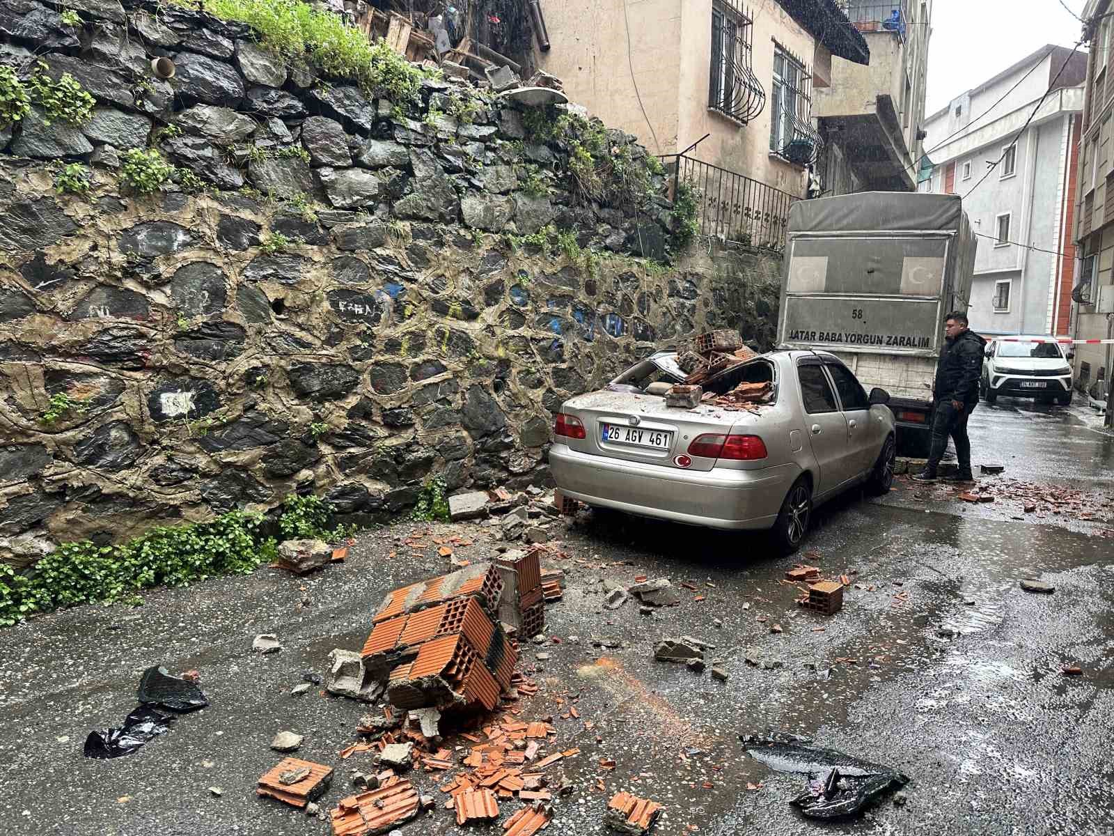 Kağıthane’de bahçe duvarı aracın üzerine devrildi
