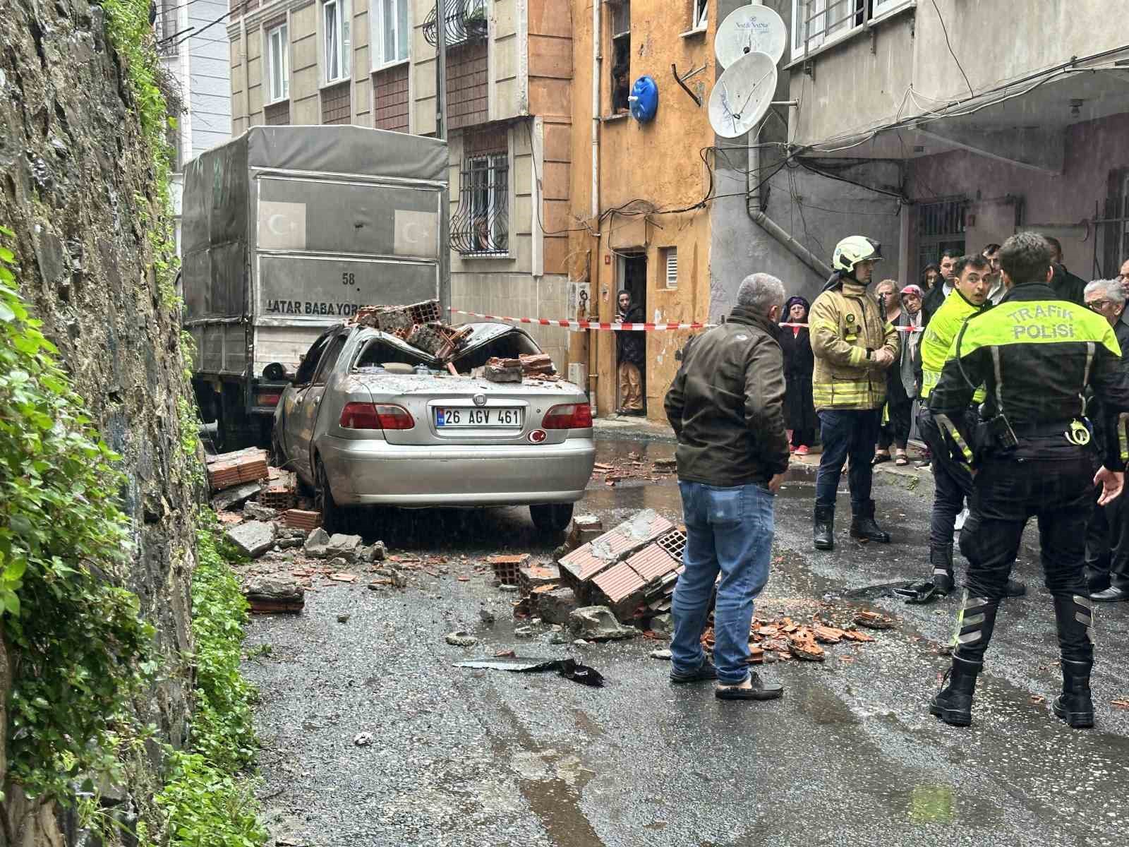 Kağıthane’de bahçe duvarı aracın üzerine devrildi
