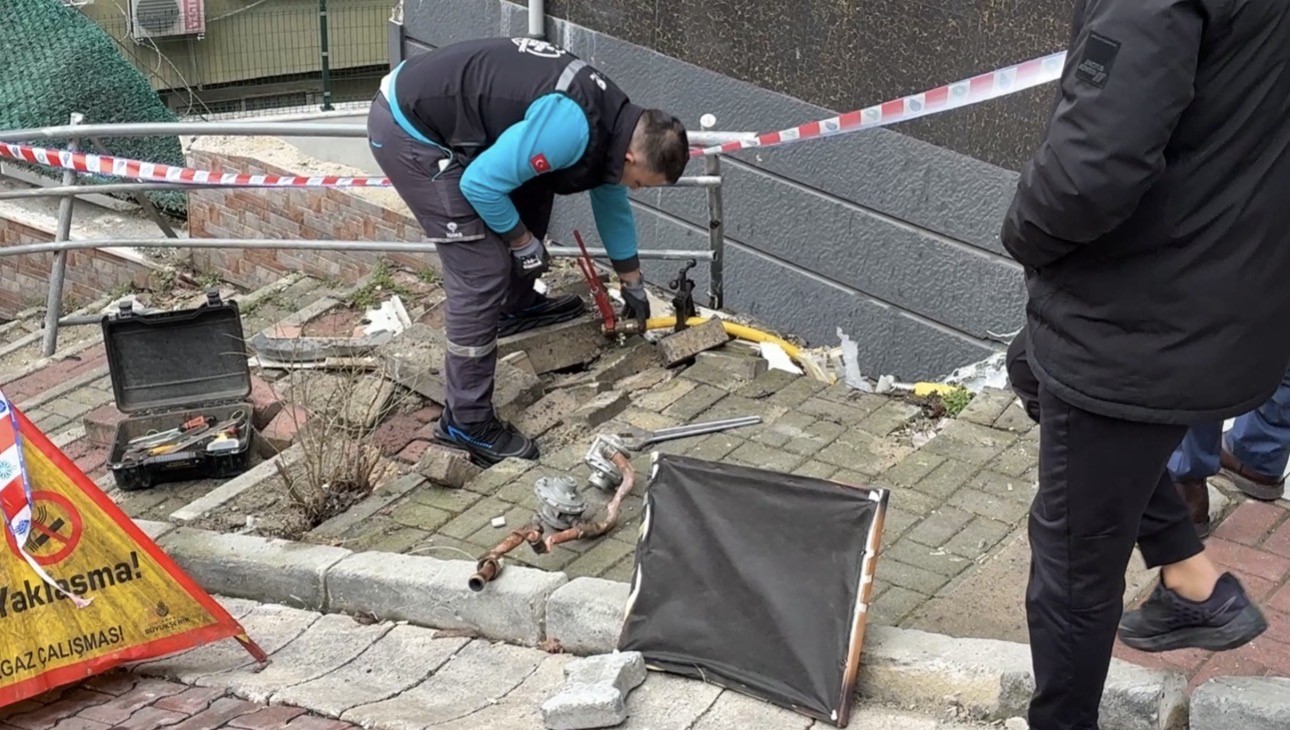 Kağıthane’de faciadan dönüldü: Doğal gaz kutusuna çarpan otomobil takla attı
Kağıthane’de faciadan dönüldü: Doğal gaz kutusuna çarpan otomobil takla attı