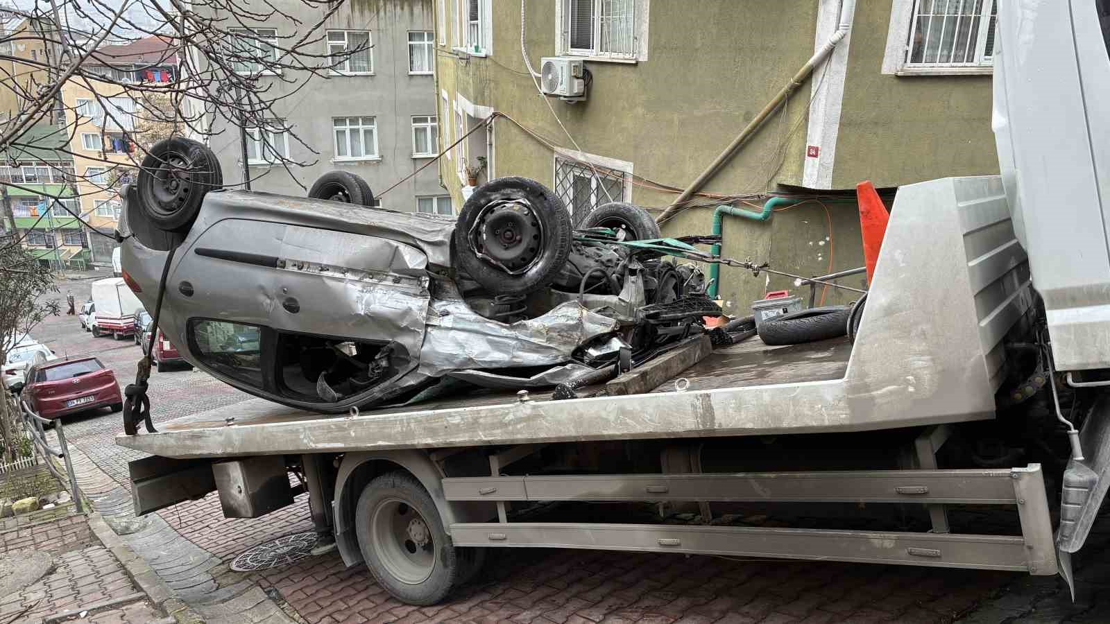Kağıthane’de faciadan dönüldü: Doğal gaz kutusuna çarpan otomobil takla attı
Kağıthane’de faciadan dönüldü: Doğal gaz kutusuna çarpan otomobil takla attı