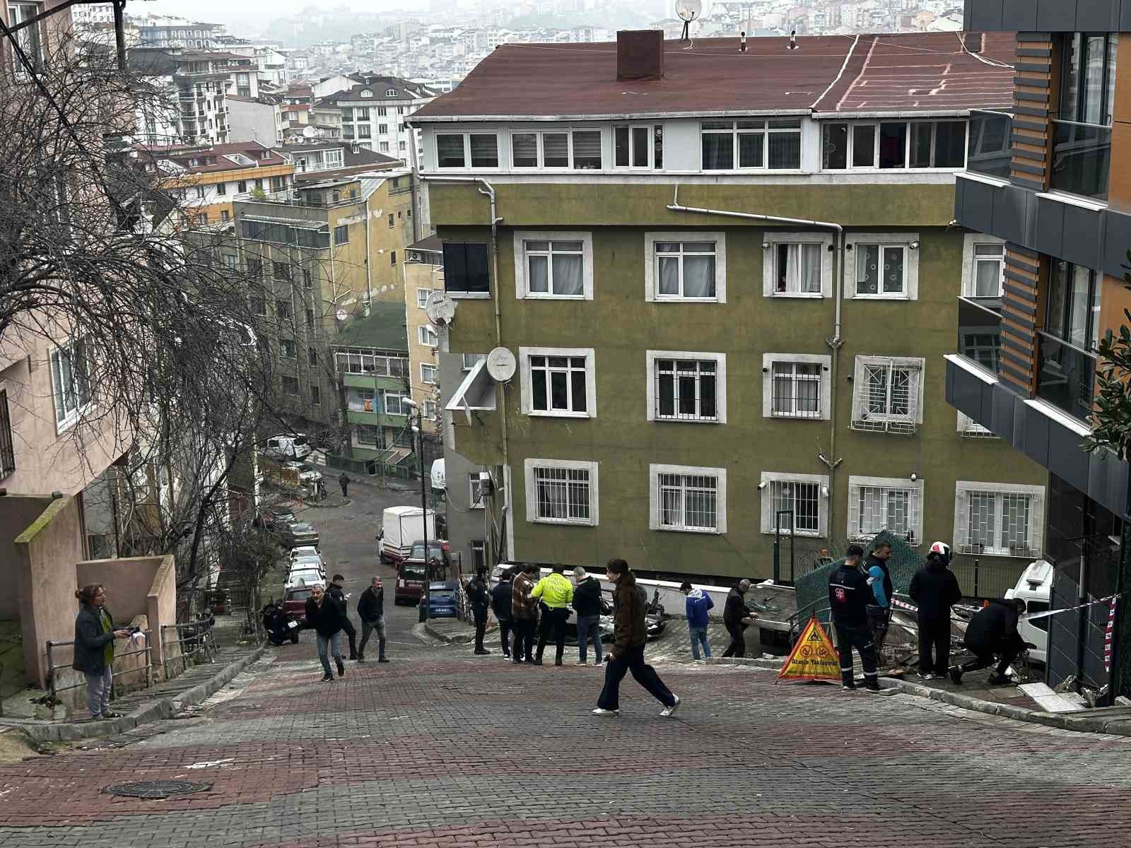 Kağıthane’de faciadan dönüldü: Doğal gaz kutusuna çarpan otomobil takla attı
Kağıthane’de faciadan dönüldü: Doğal gaz kutusuna çarpan otomobil takla attı