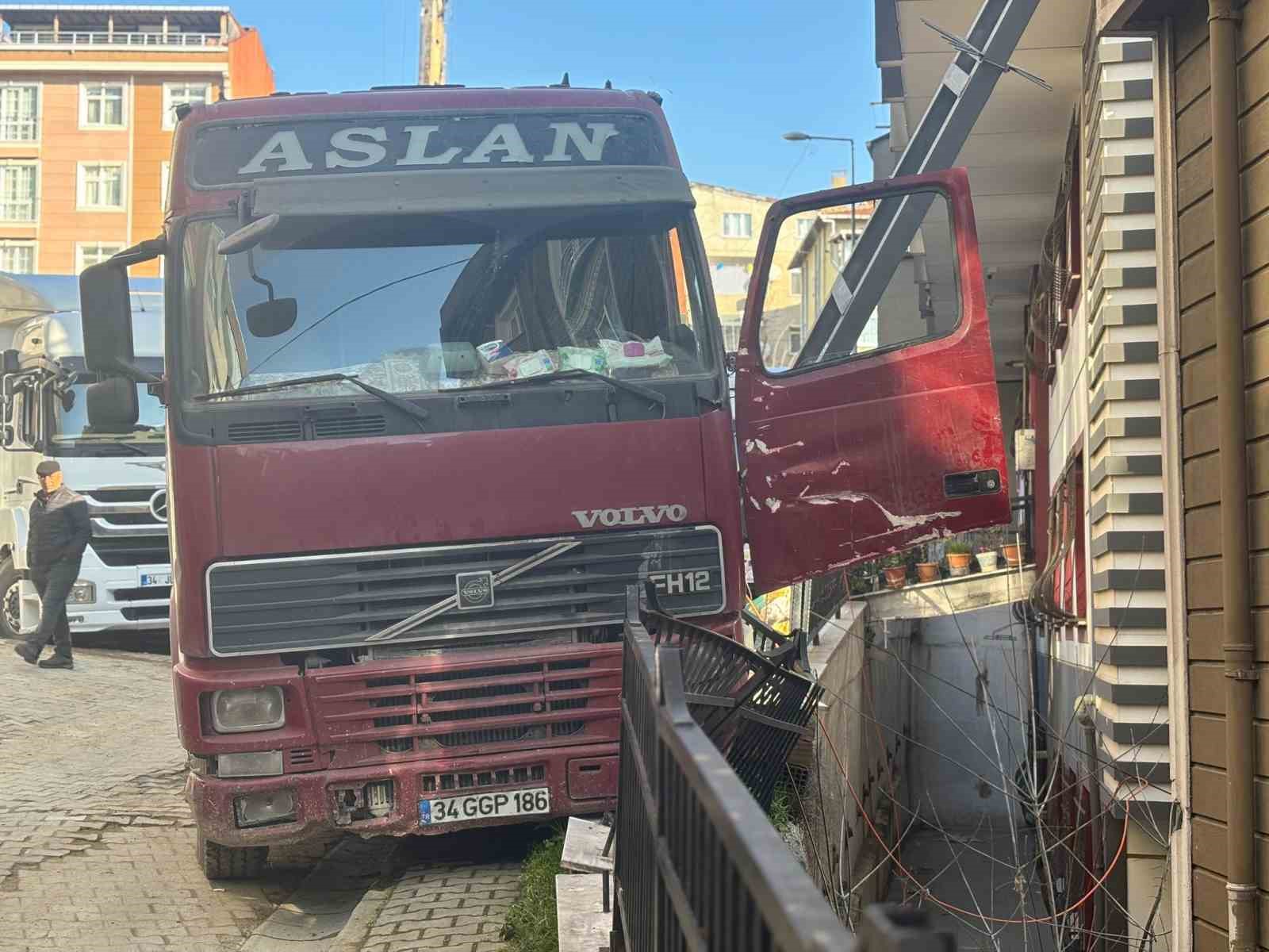 Kağıthane’de inanılmaz kaza: El frenini çekmeyi unuttuğu hafriyat kamyonunu durdurmaya çalışırken aşağı düştü
