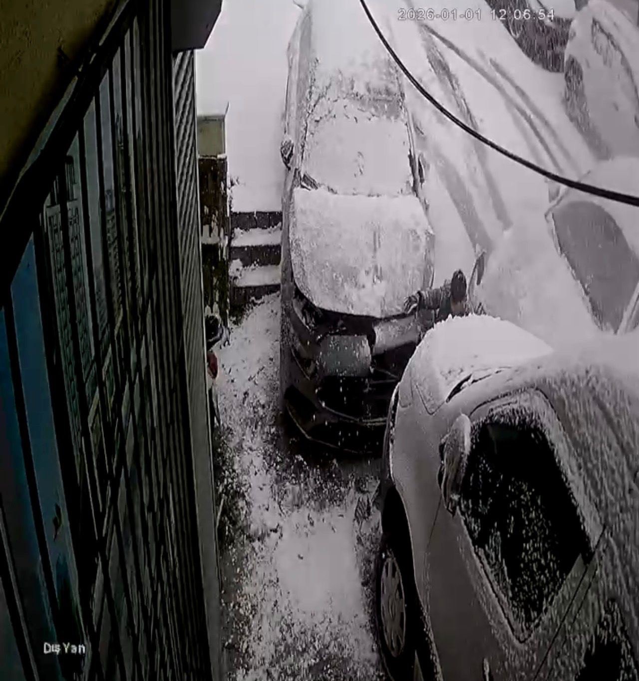 Kağıthane’de inanılmaz kurtuluş kamerada: İki aracın arasında kalmaktan son anda kurtuldu
Kağıthane’de inanılmaz kurtuluş kamerada: İki aracın arasında kalmaktan son anda kurtuldu