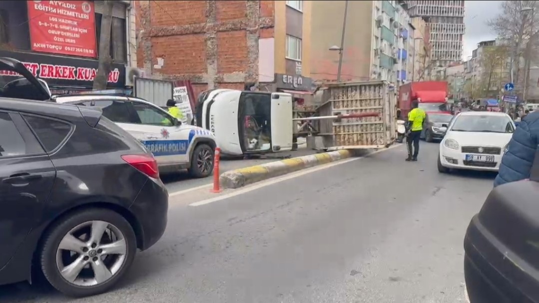 Kağıthane’de kamyon yan yattı
