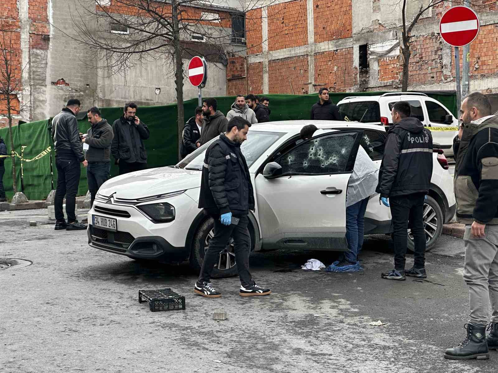 Kağıthane’de kanlı saldırı: Park halindeki araca kurşun yağdırdılar
