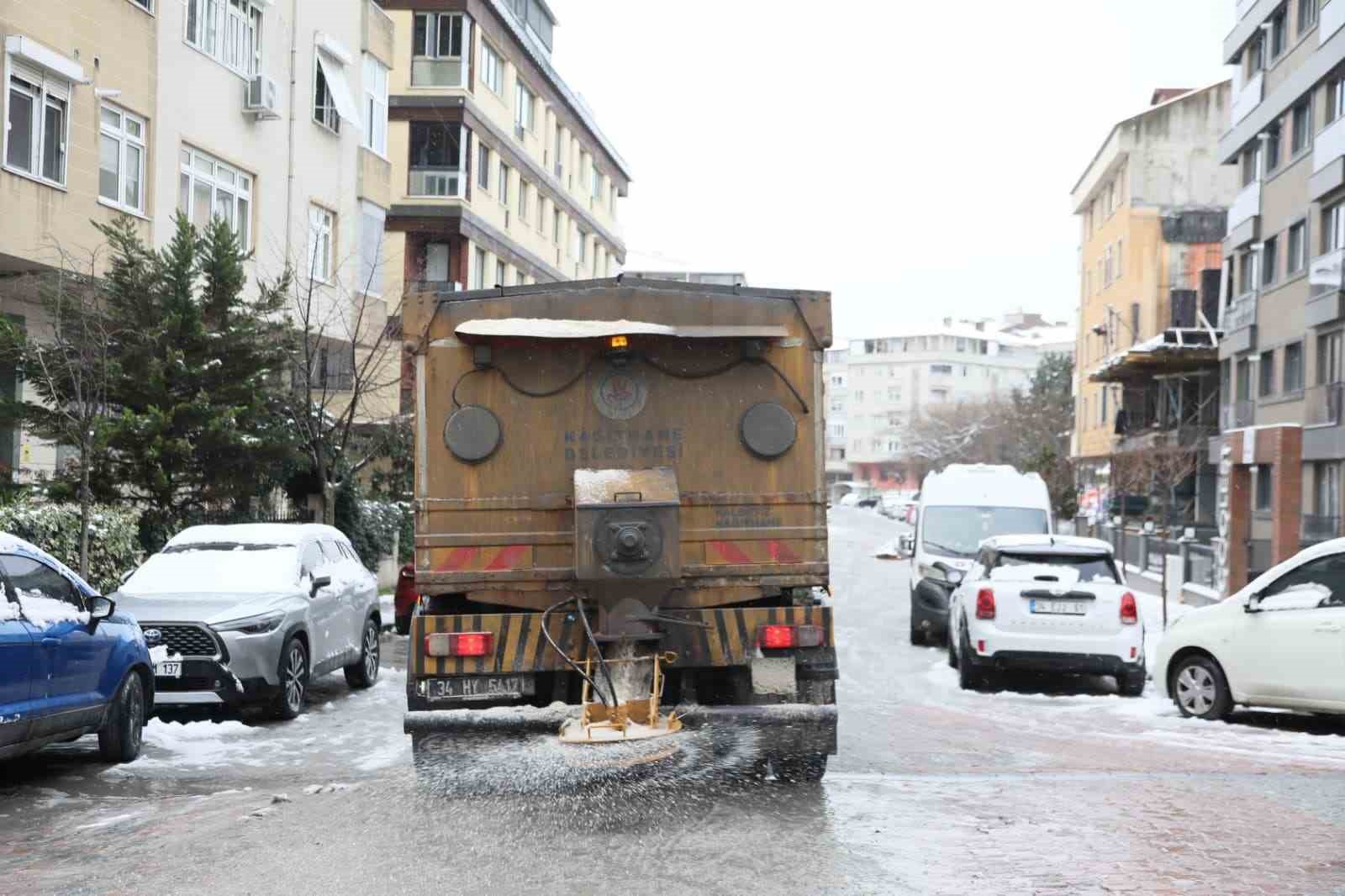 Kağıthane’de karla mücadele çalışmaları aralıksız sürüyor
