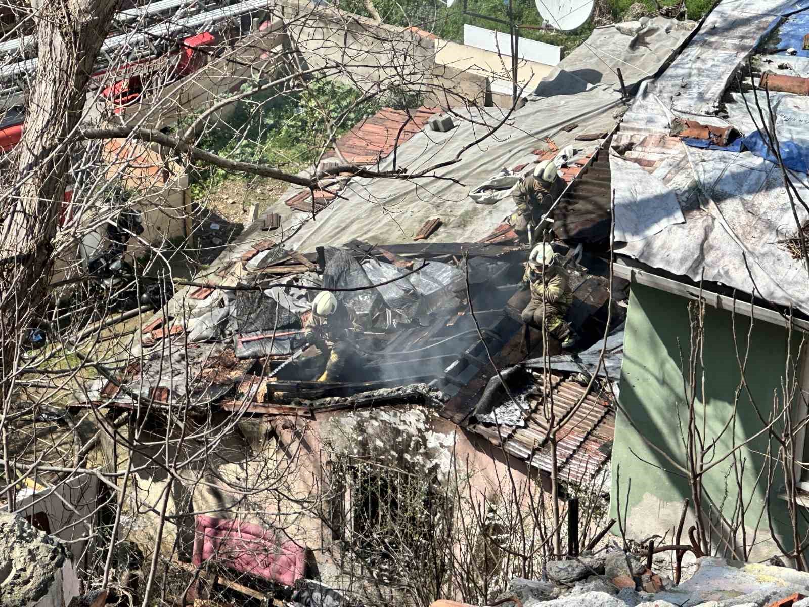 Kağıthane’de korkutan gecekondu yangını, evi yanan kadını mahalleli teselli etti
