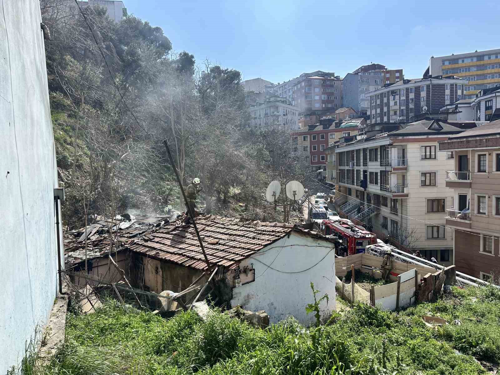 Kağıthane’de korkutan gecekondu yangını, evi yanan kadını mahalleli teselli etti

