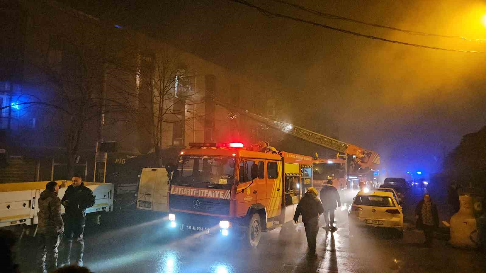 Kağıthane’de marangozhanede korkutan yangın: 11 kişi ve 1 yavru köpek kurtarıldı
