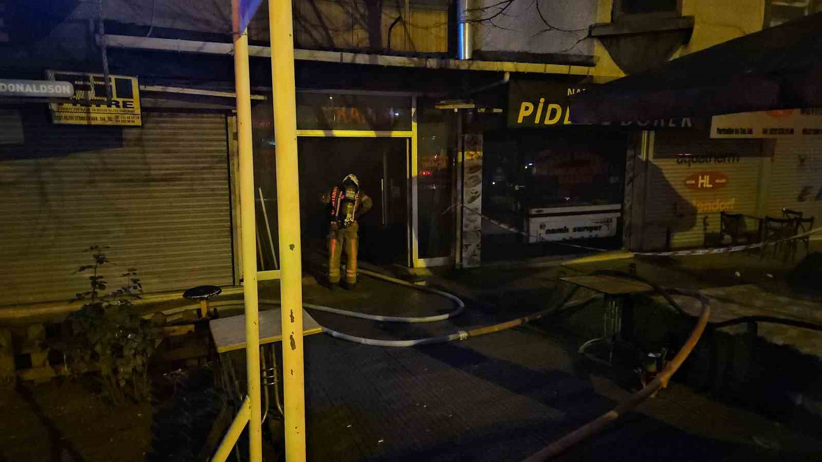 Kağıthane’de marangozhanede korkutan yangın: 11 kişi ve 1 yavru köpek kurtarıldı
