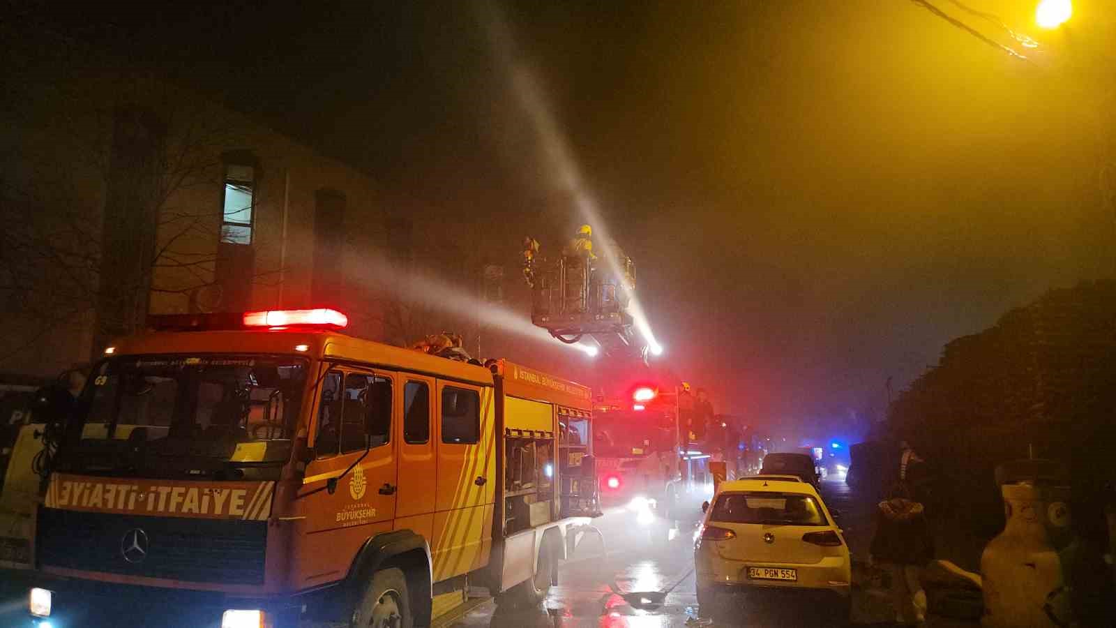 Kağıthane’de marangozhanede korkutan yangın: 11 kişi ve 1 yavru köpek kurtarıldı
