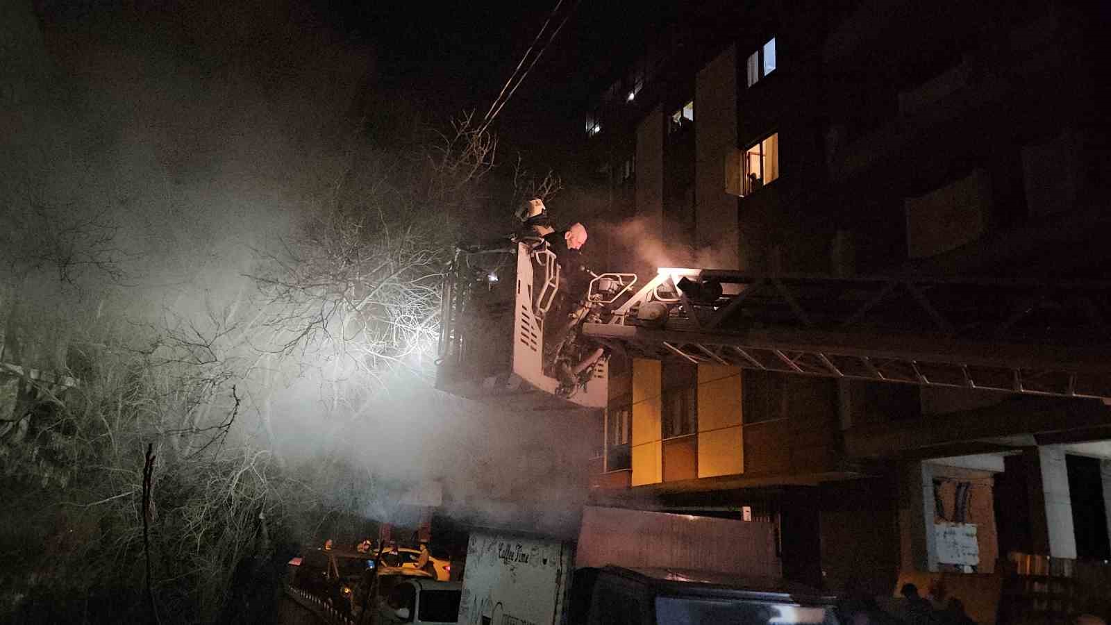 Kağıthane’de marangozhanede korkutan yangın: 11 kişi ve 1 yavru köpek kurtarıldı
