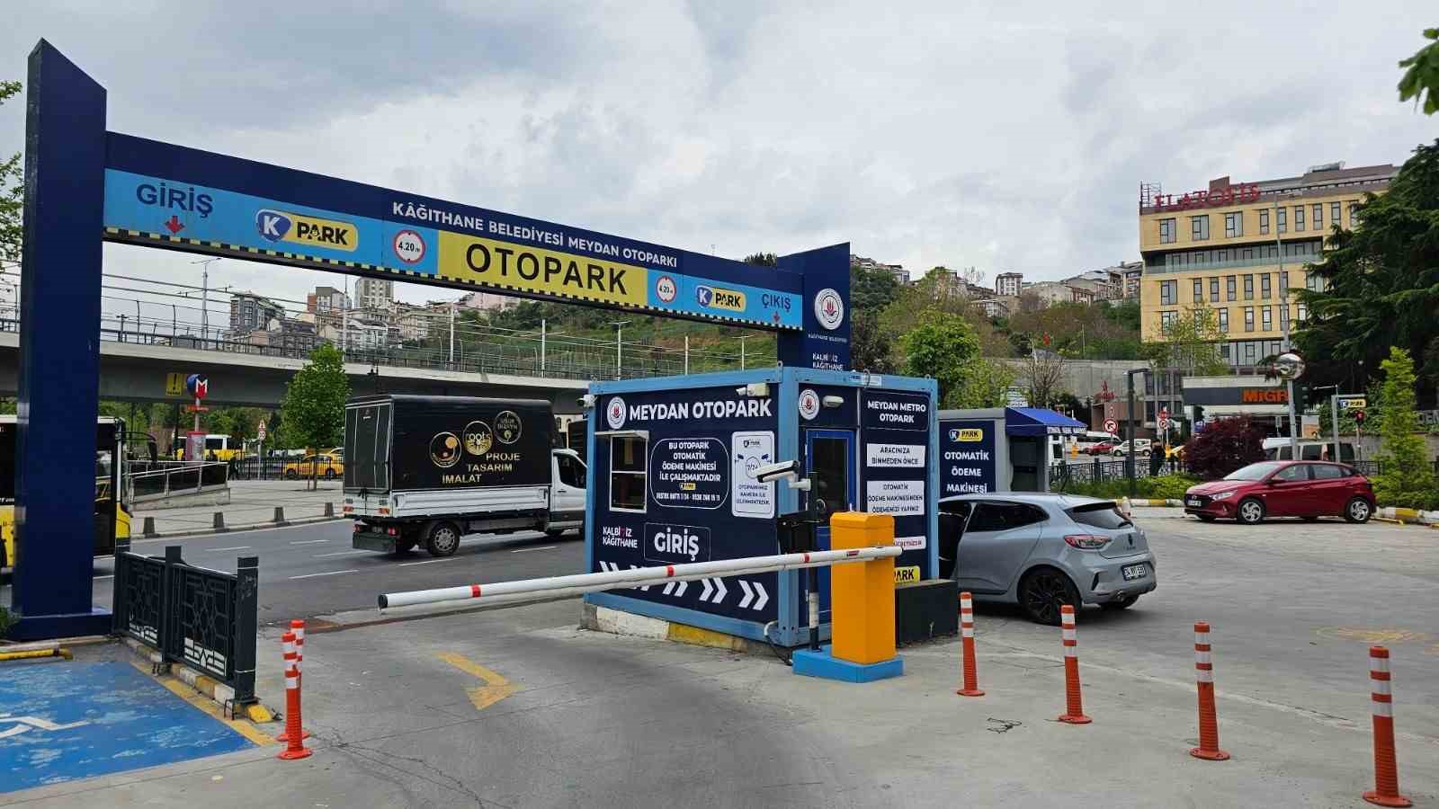 Kağıthane’de otopark kapasitesi yeni projelerle artırılıyor
Kağıthane’de otopark kapasitesi yeni projelerle artırılıyor
