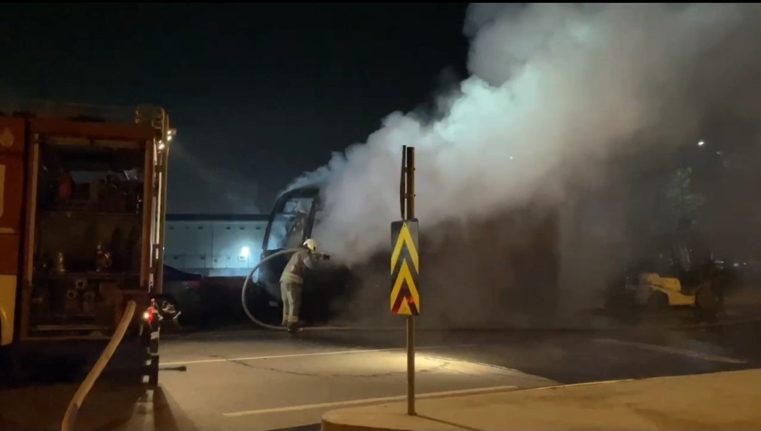 Kağıthane’de park halindeki midibüs alevlere teslim oldu
