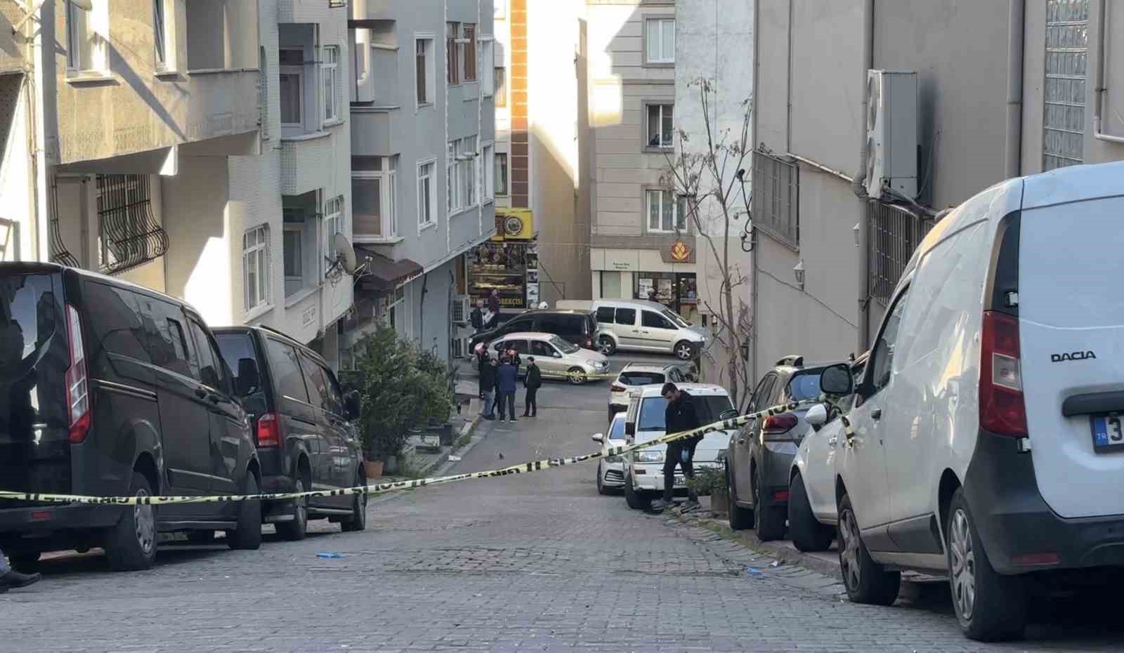 Kağıthane’de polis kendine saldıran gençler kaçınca havaya uyarı ateşi açtı
