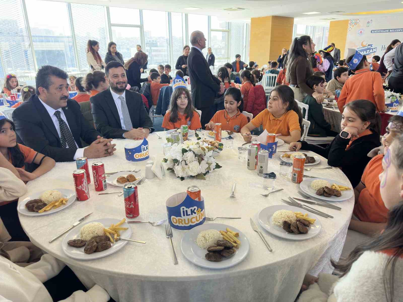 Kağıthane’de Ramazan’ın ilk iftarı miniklerle yapıldı
Kağıthane’de Ramazan’ın ilk iftarı miniklerle yapıldı