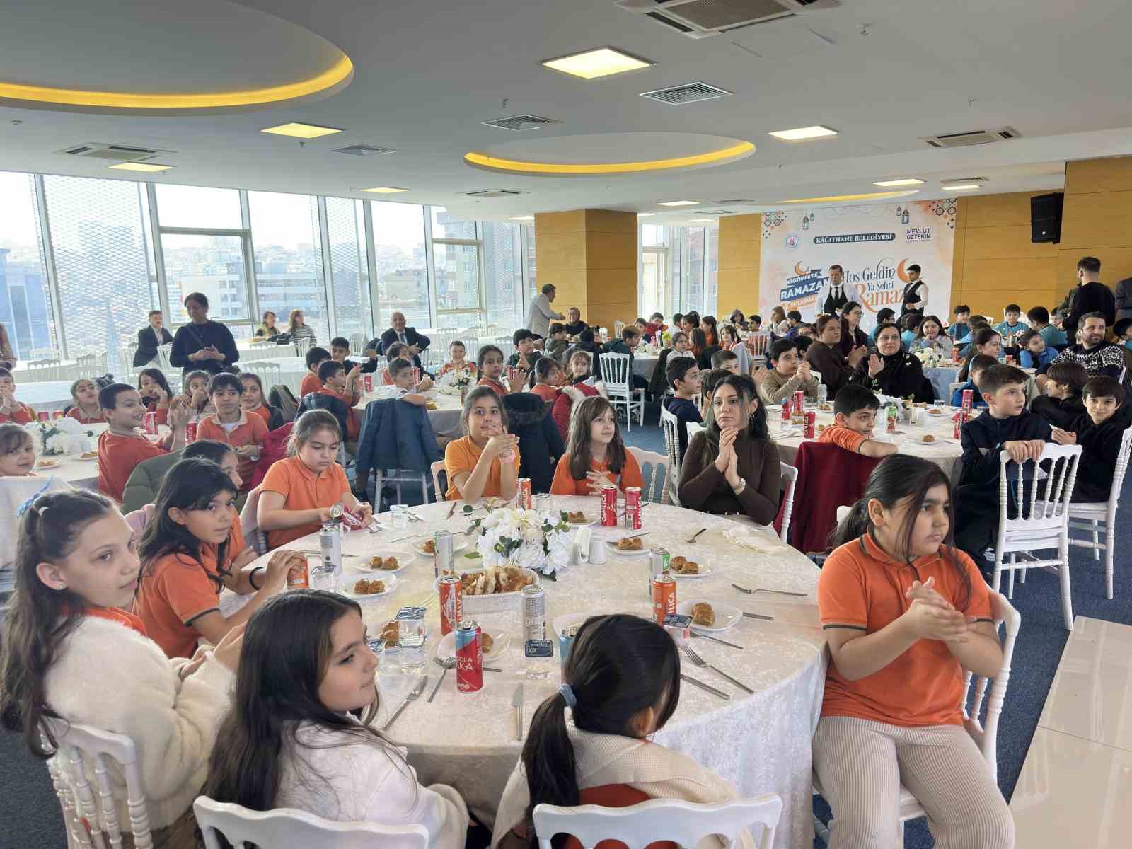 Kağıthane’de Ramazan’ın ilk iftarı miniklerle yapıldı
Kağıthane’de Ramazan’ın ilk iftarı miniklerle yapıldı