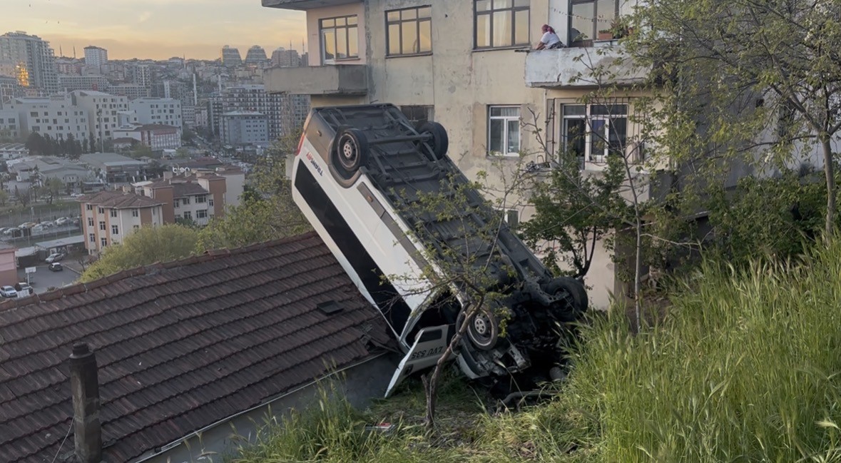 Kağıthane’de servis aracı gecekondunun çatısına uçtu: 1 yaralı
