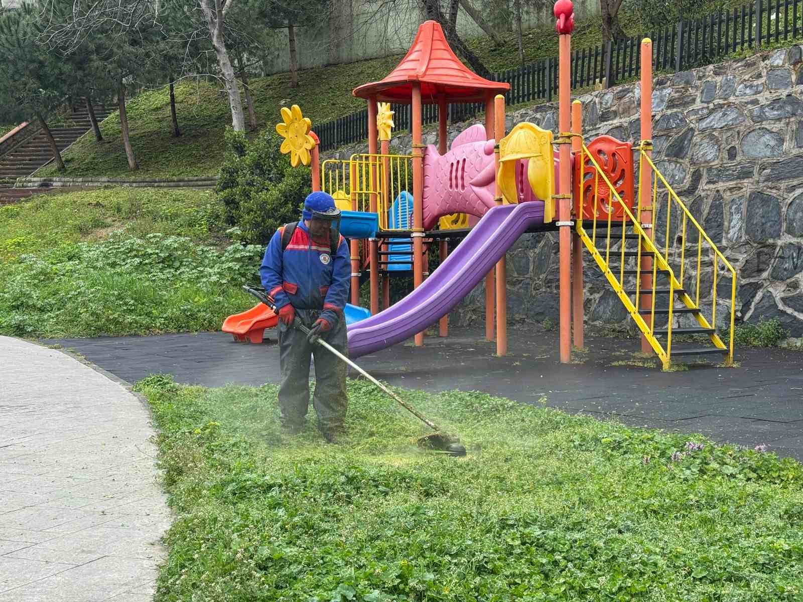 Kağıthane’de yeşil alanlarda bakım ve düzenleme çalışmaları sürüyor
